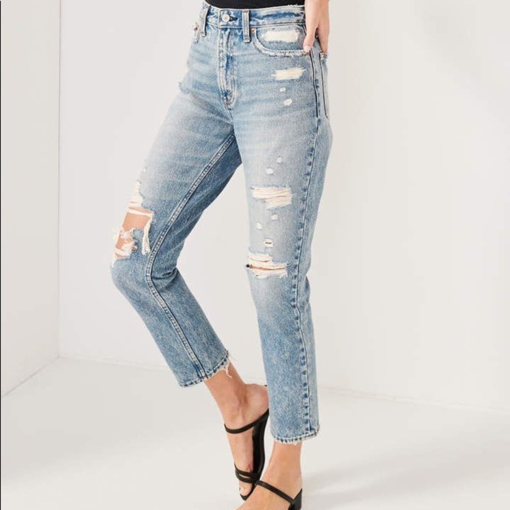 SOLD ❌ Abercrombie straight leg ripped jeans